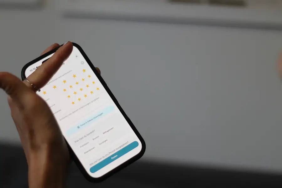Google Rezension auf Smartphone Bildschirm